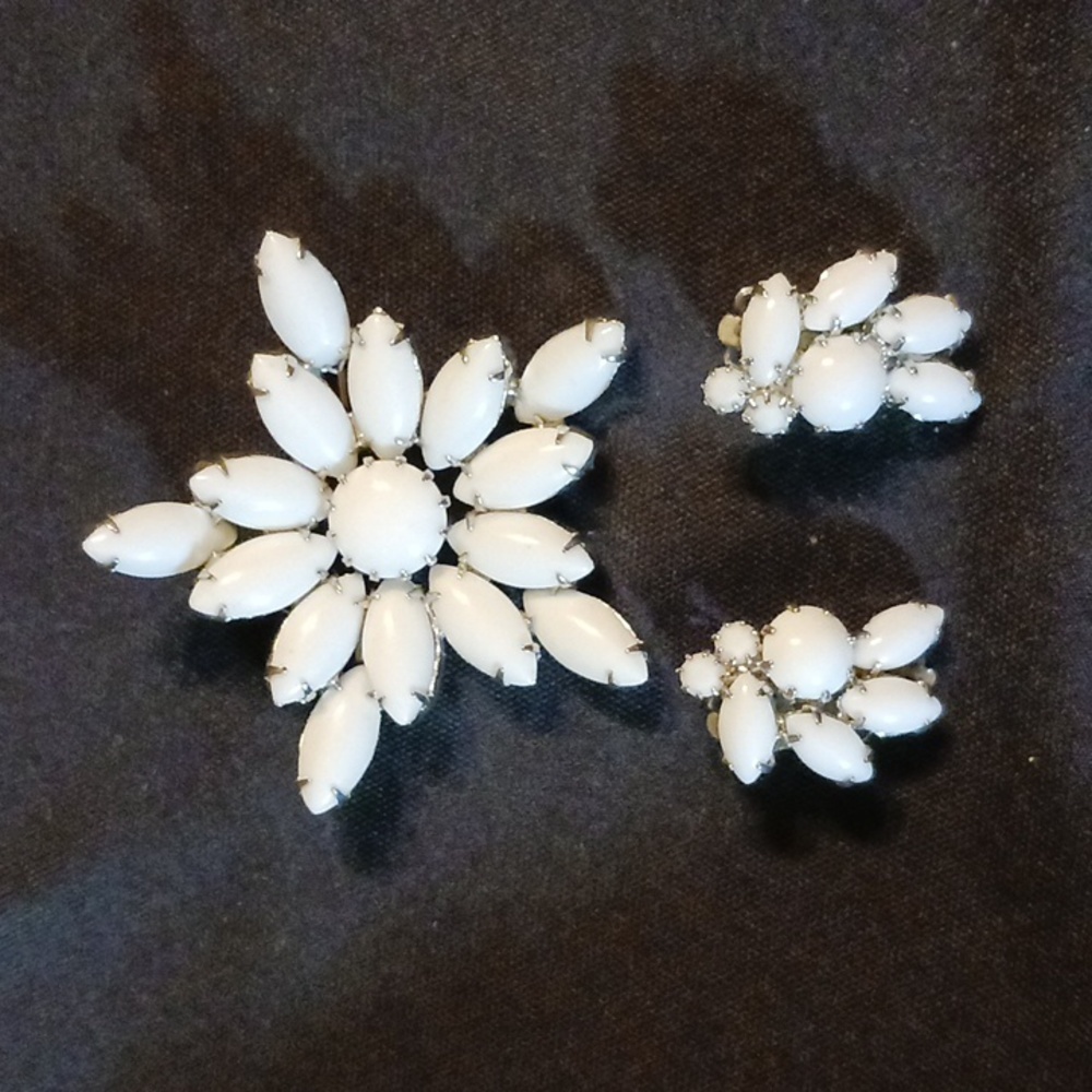 WEISS Starburst Milk Glass Vintage (White) Brooch And Clipback Earring Set